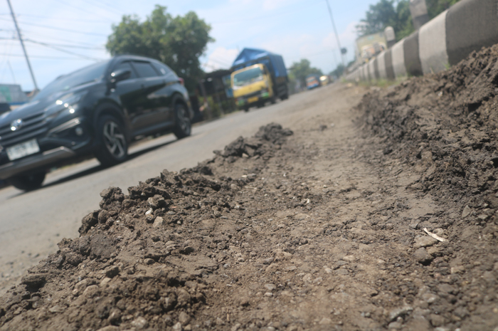 AMBLES: Kondisi aspal contraflow proyek jalan nasional di Peterongan, Jombang rusak lagi.