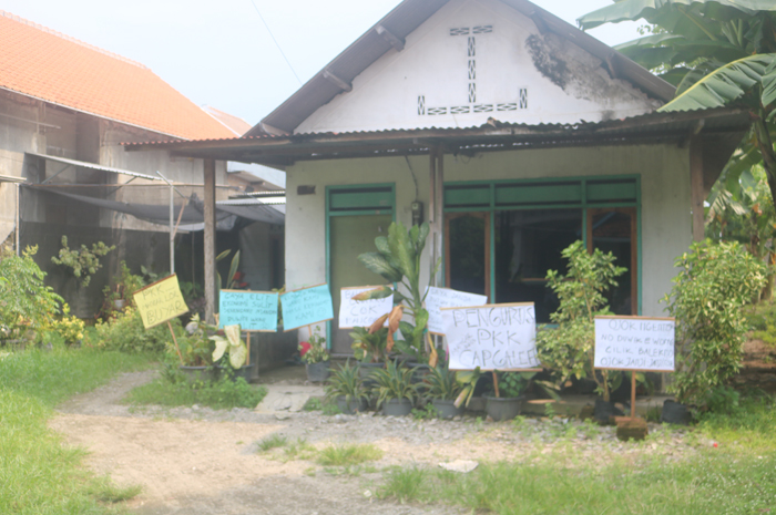 DIGERUDUK WARGA: Rumah salah satu perangkat Desa Mancar, Peterongan, Jombang didemo warga.