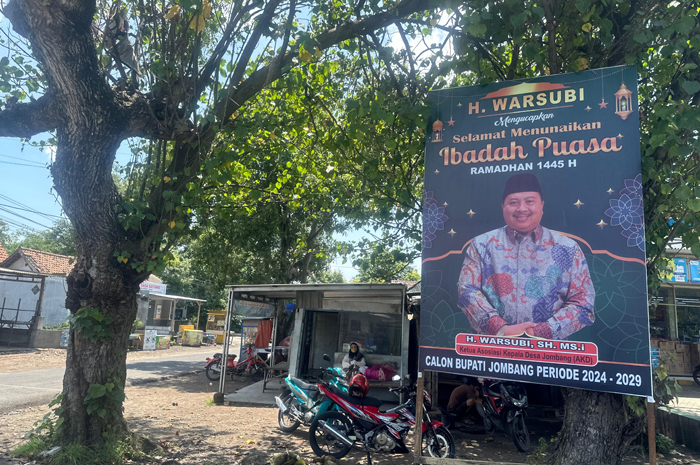 MAJU PILBUP JOMBANG: Banner di Desa Sumbermulyo, Kecamatan Jogoroto, Jombang bertuliskan Warsubi Cabup Jombang.