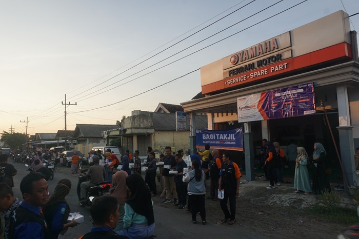 SERU: Anggota paguyuban BRILink Jombang saat menyelenggarakan kegiatan bagi takjil di Desa Plosogenuk, Kecamatan Perak, Jombang.