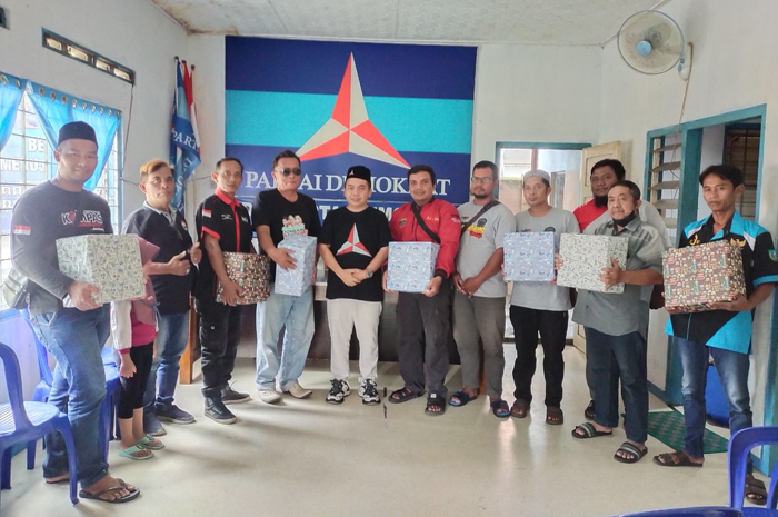 TELADAN: HM Syarif Hidayatullah ST MMT (Gus Sentot) bersama perwakilan komunitas yang menerima bingkisan Lebaran di kantor DPC Demokrat Jombang.