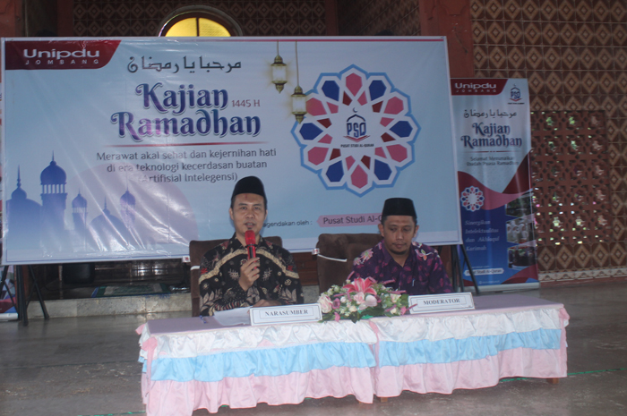 TERBUKA: Dekan Fakultas Saintek Unipdu, M Masrur MKom, saat menyampaikan materi pada kajian Ramadan di Islamic Center Unipdu, Rabu (27/3).