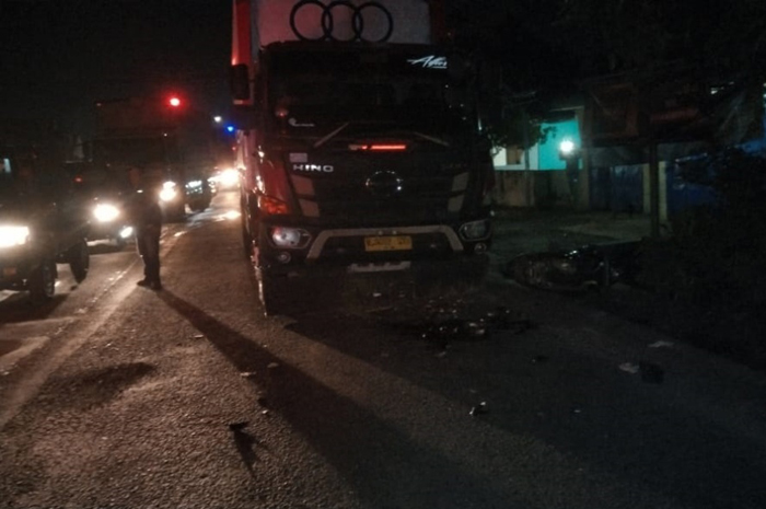 TERGENCET: Pengemudi sepeda motor tewas dalam peristiwa kecelakaan karambol melibatkan empat kendaraan di dekat proyek cor jalan nasional Peterongan, Jombang.