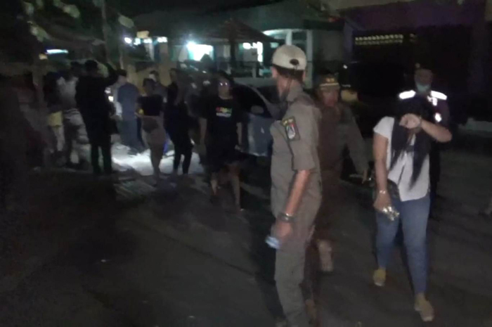 DIAMANKAN: Petugas saat menggerebek tempat karaoke berkedok kafe di Tembelang, Jombang.
