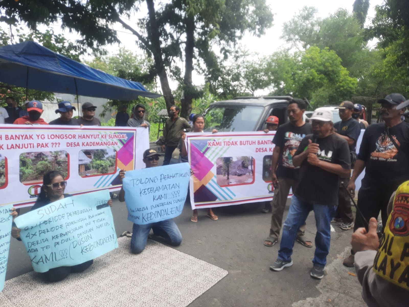 DIDEMO: Warga Kademangan, Mojoagung, Jombang dan FRMJ menyampaikan aspirasi di depan Kantor BBWS dan DPRD Jombang.