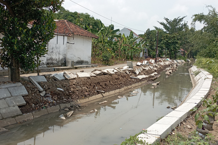 AMBROL: Plengsengan Saluran Sekunder Gambiran di Desa Betek, Mojoagung Jombang rontok meski baru saja selesai dibangun pada 2023.