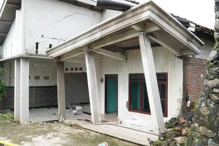 TAK BISA DITINGGALI: Kondisi salah satu rumah warga Desa Sambirejo, Kecamatan Wonosalam, Jombang terdampak tanah longsor.