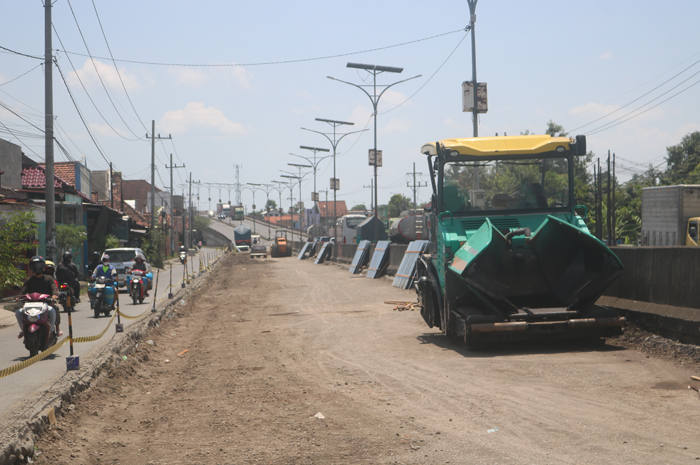 TERANCAM TAK TERCAPAI: Cor jalan nasional di Peterongan Jombang usai dibongkar ditarget 31 Maret 2024 pengerjaan selesai.
