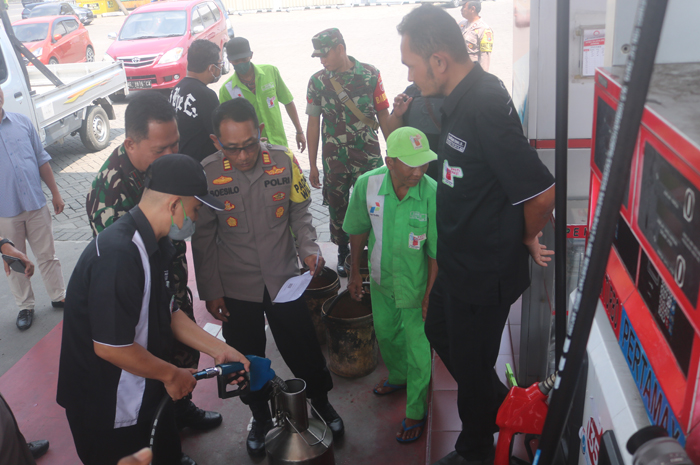 DICEK: Jelang mudik Lebaran petugas gabungan melakukan pengecekan di SPBU Mojongapit Jombang.