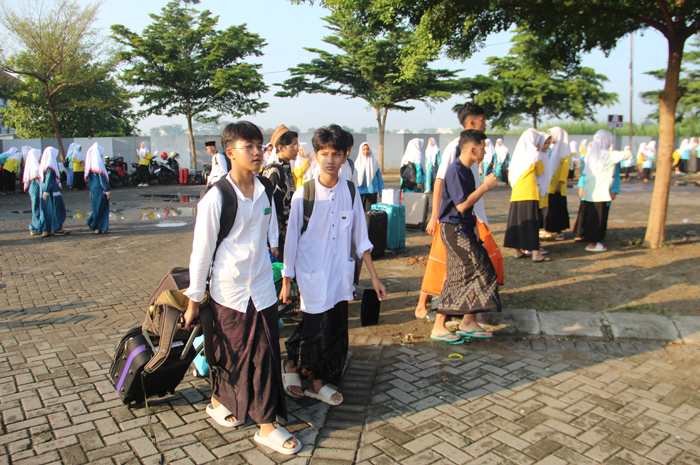 SIAP MUDIK: Ribuan santri Ponpes Tebuireng, Jombang bersiap mudik ke kampung halaman, Sabtu (30/3/2024).