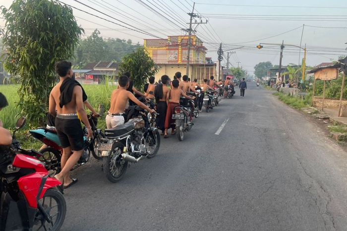 BALAP LIAR: 35 remaja diringkus polisi usai balap liar di depan kantor Kecamatan Peterongan, Jombang.