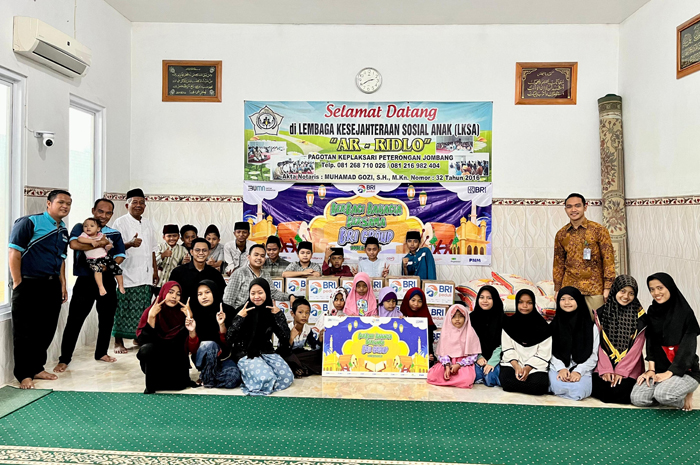 PEDULI: Keluarga besar BRI Branch Office (BO) Jombang saat memberikan bantuan di LKSA Ar-Ridlo Keplaksari Peterongan, Jombang.