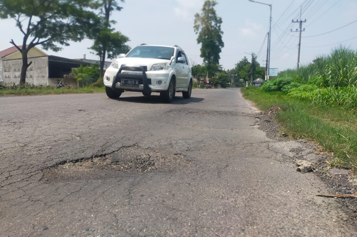 BERLUBANG: Kondisi jalan alternatif Jombang-Kediri di Desa Tanggungan Kecamatan Gudo, Jombang berlubang, Sabtu (30/3/2024).