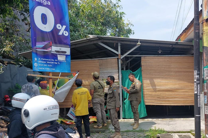 MAKIN MARAK: Salah satu reklame terpasang di pinggir jalan Kabupaten Jombang disikapi Satpol PP Jombang.