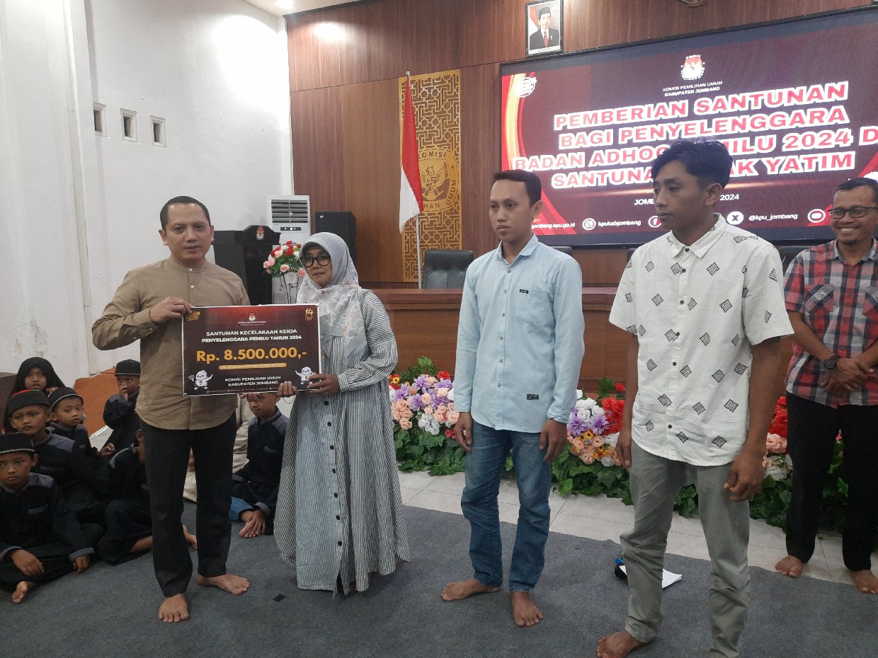 PEDULI: Ketua KPU Jombang, Abdul Wadud Burhan Abadi, menyerahkan santunan kepada anggota badan adhoc di kantor KPU Jombang, Jumat (22/3/2024).