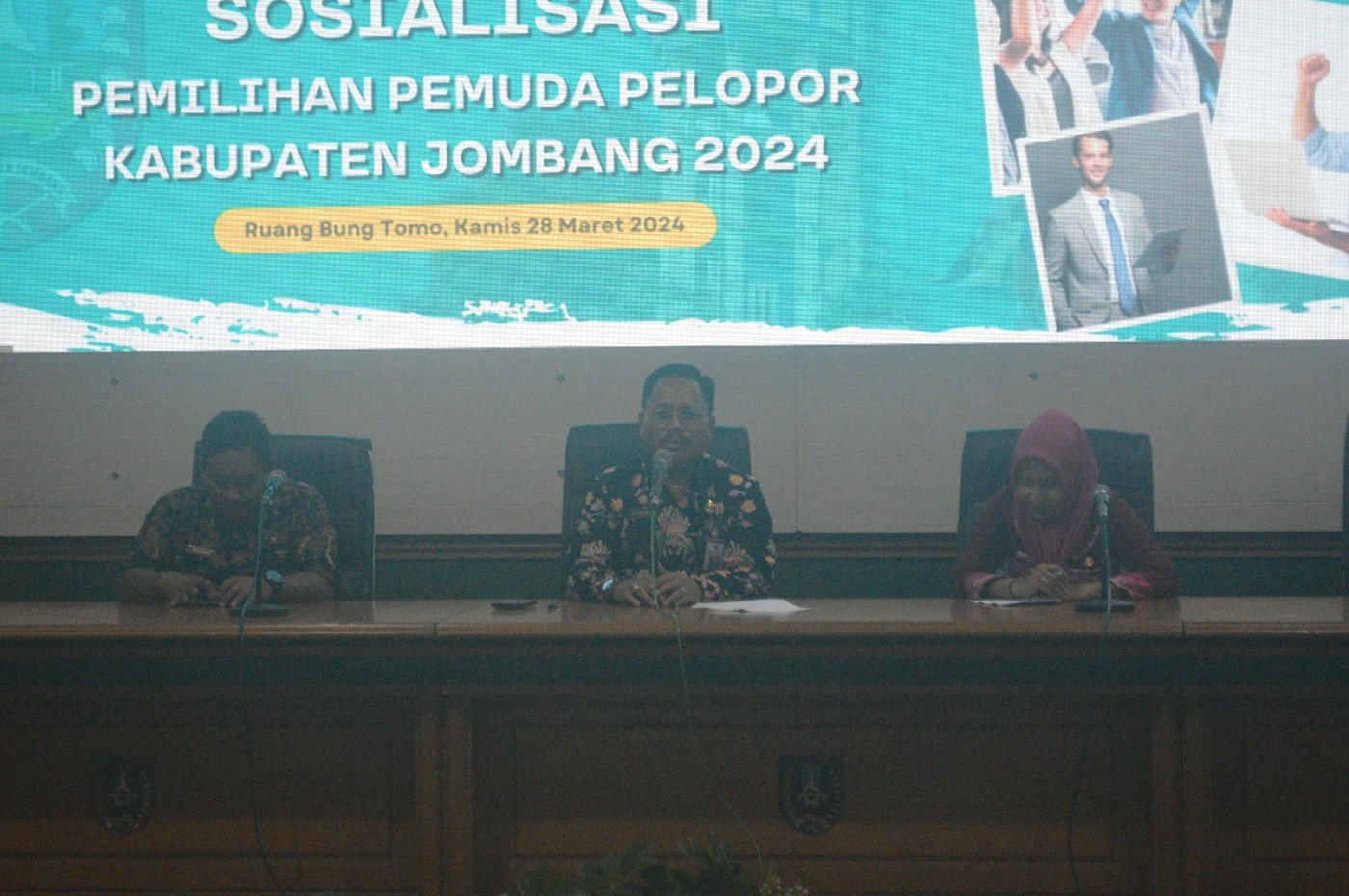 KHIDMAT: Asisten Pemerintahan dan Kesra Setdakab Jombang, Purwanto, saat membuka sosialisasi pemilihan pemuda pelopor Jombang di ruang Bung Tomo Kantor Pemkab Jombang, Kamis (28/3/2024).