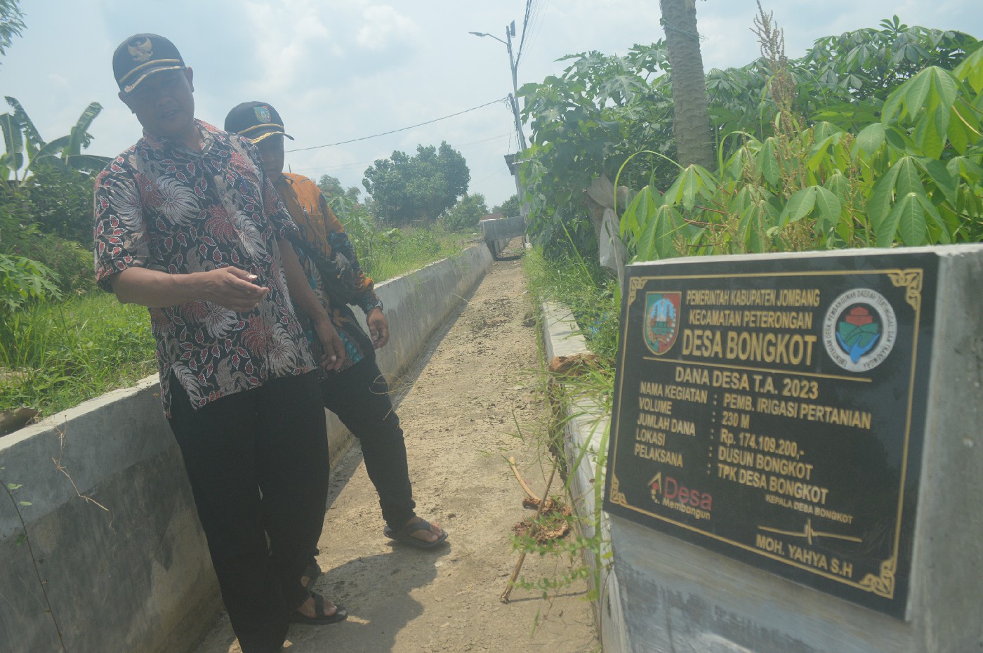 UNTUK PETANI: Kades Bongkot Moh Yahya (kiri) bersama perangkat desa melakukan pengecekan JITUT di Dusun/Desa Bongkot, Peterongan, Jombang selesai dibangun 2023.