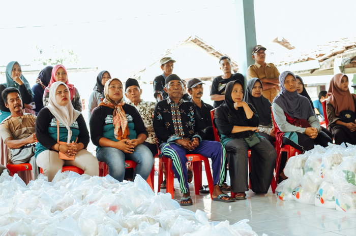 RINGANKAN BEBAN WARGA: PT CJI Ploso menyalurkan 4.110 paket sembako untuk masyarakat di tiga desa sekitar perusahaan.
