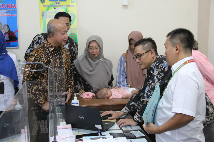 DEKAT: Direktur Teknologi dan Informasi BPJS Kesehatan Edwin Aristiawan (paling kiri) didampingi Direktur RSUD Jombang, dr Ma&rsquo;murotus Sa&rsquo;diyah (tengah) menyapa pasien yang antre di depan ruang poli.