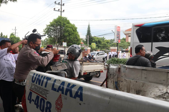 DIEVAKUASI: Petugas mengevakuasi kendaraan korban kecelakaan di jalan nasional ruas Jl Nurcholish Madjid Jombang.