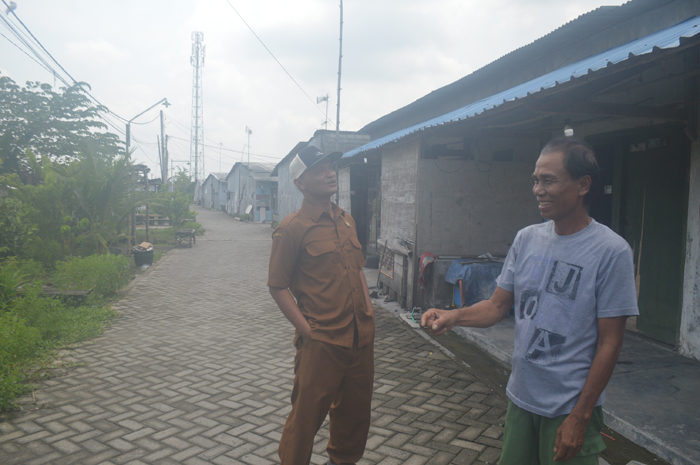 GUYUB: Kasun Denanyar Selatan Yeyen Sabdo Gunawan (bertopi) berbincang dengan Kartubi Wibowo salah seorang penghuni Kampung Ucrit di Dusun Denanyar Selatan, Desa Denanyar, Jombang.