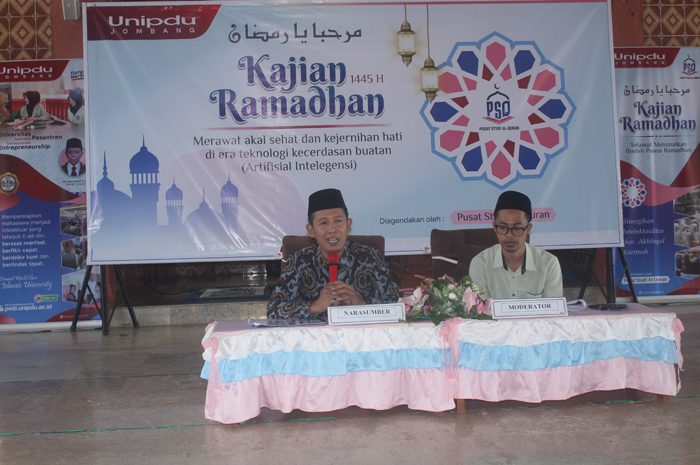 CERDAS: Kepala Prodi Hukum Keluarga FAI Unipdu Jombang,  Dr Moh Makmun, saat menyampaikan materi pada kajian Ramadan di Islamic Center Unipdu, Minggu (31/3).