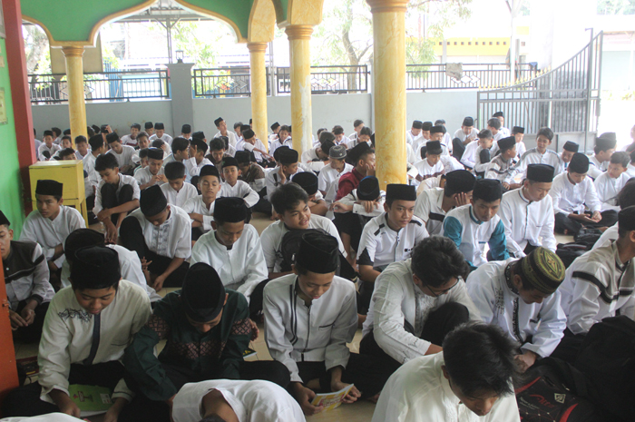 SERIUS: Siswa SMPN 1 Jogoroto, Jombang putra menyimak guru yang menyampaikan materi tentang toharoh, Senin (1/4).