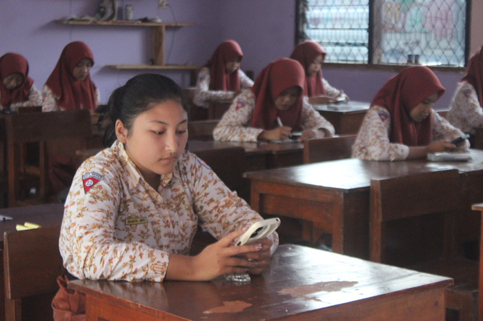 FOKUS: Siswa SMAN Mojoagung, Jombang saat mengerjakan PSAJ berbasis smartphone, Kamis (28/3).
