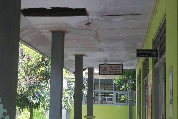 RUSAK PARAH: Kondisi bangunan SMPN 1 Jogoroto yang rusak dan akan diperbaiki tahun ini menggunakan dana alokasi khusus (DAK), Senin (1/4).