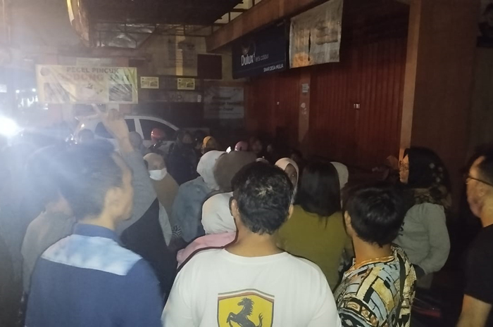 Kondisi saat warga menyerbu rumah anggota DPRD Jombang di Mojowarno. Mereka adalah warga yang tertipu aplikasi trading smart wallet