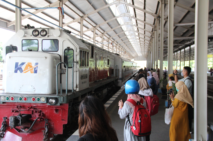 MENINGKAT: Penumpang KA di Stasiun Jombang meningkat sejak sepekan terakhir.