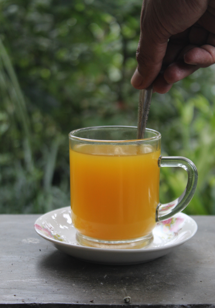 POTENSI: Warga Desa Panglungan, Kecamatan Wonosalam, Jombang menunjukkan jamu instan buatan warga lokal.
