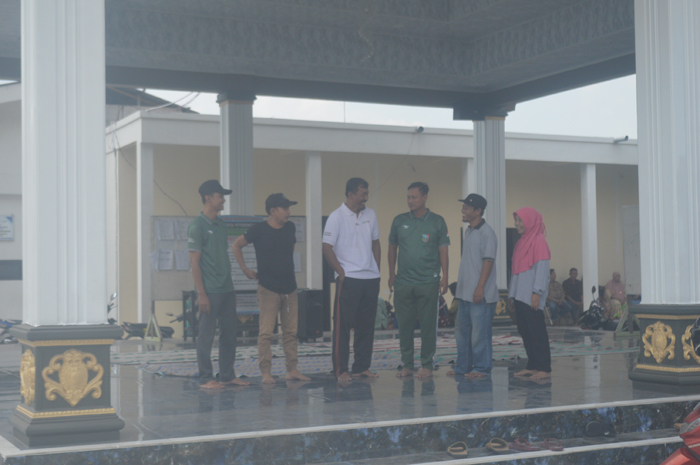 REPRESENTATIF: Kades Peterongan Ali Muzaki (kaos putih) bersama perangkat desa berada di pendopo yang baru selesai dibangun 2023.