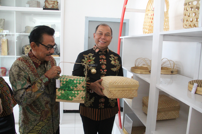PRODUK LOKAL: Pj Bupati Jombang Sugiat bersama Ketua DPRD Jombang Mas&rsquo;ud Zuremi memantau produk UMKM lokal, Kamis (4/4).