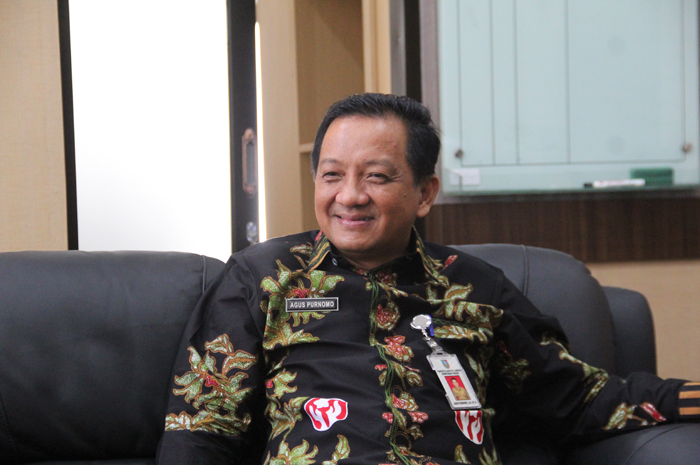 TEGAS: Sekdakab Agus Purnomo saat memberikan penjelasan kepada awak media.