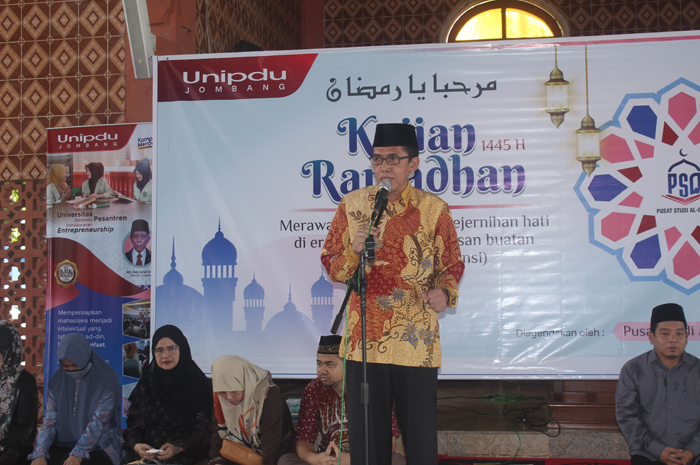 JELAS: Ketua Yayasan Unipdu, KH Zaimuddin Wijaya As&rsquo;ad (Gus Zuem), saat menyampaikan sambutan pada kajian Ramadan di Islamic Center  Unipdu, Rabu (3/4).