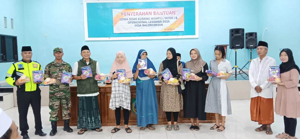 KOMPAK: Kades Balongbesuk (tiga dari kiri) berkomitmen mencegah stunting dengan menggandeng bidan desa.