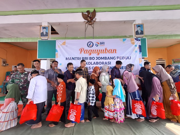 SUKSES: Santunan anak yatim dan piatu yang dihelat paguyuban mantri BRI BO Jombang di Desa Turipinggir, Kecamatan Megaluh, Jombang.
