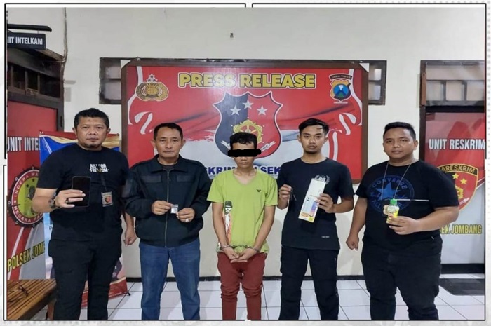 DIRINGKUS: Oknum pecatan PNS di Jombang (tengah) usai dibekuk polisi bersama dengan barang bukti.