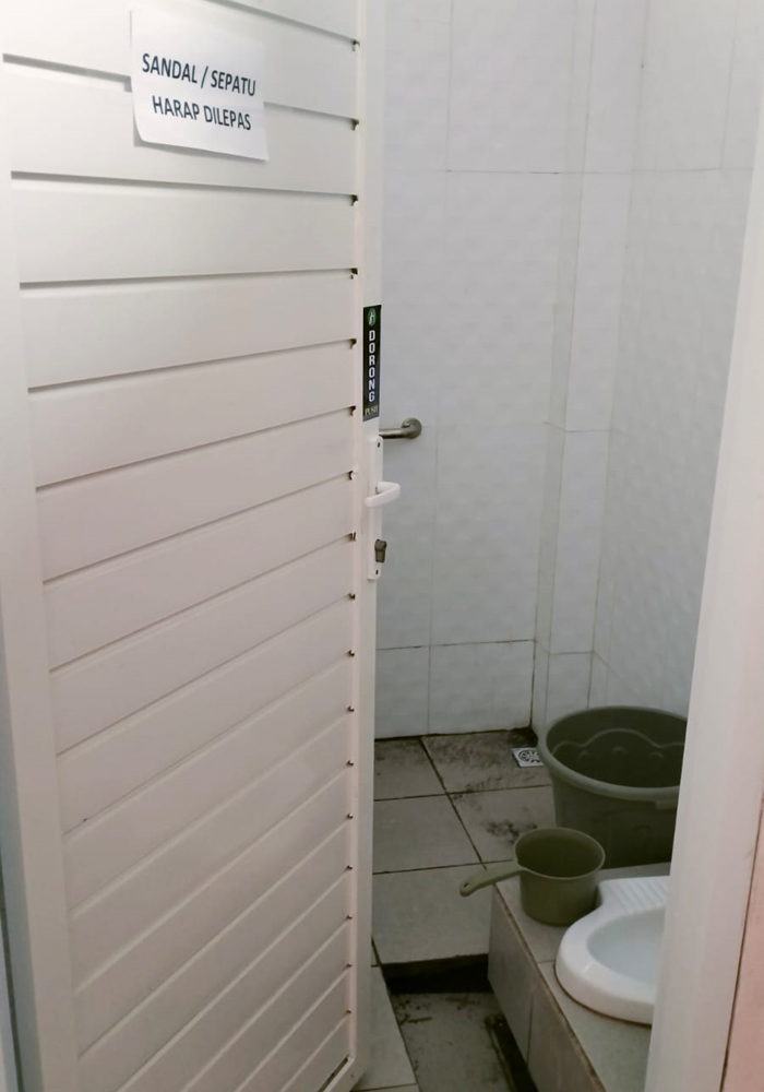 JEBOL: Kondisi toilet Puskesmas Mojoagung Jombang yang baru selesai dibangun sudah rusak.