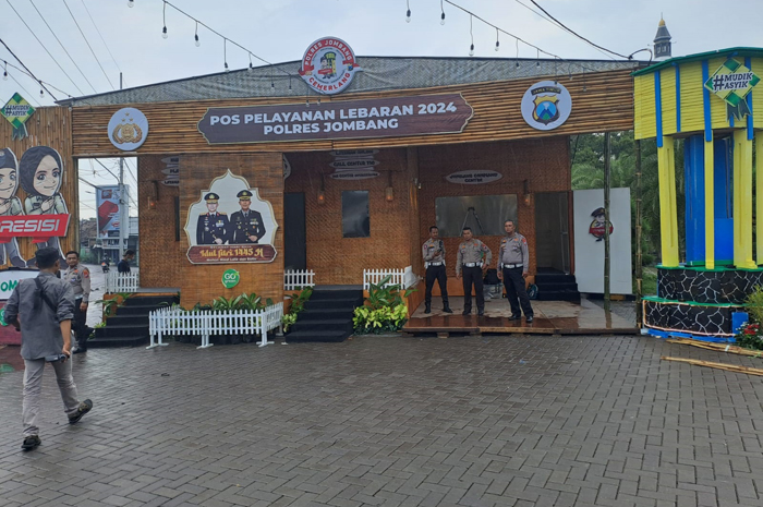 UNTUK PEMUDIK: Pos pelayanan di Alun-Alun Jombang tersedia kursi pijat, tempat bermain anak, tempat istirahat.