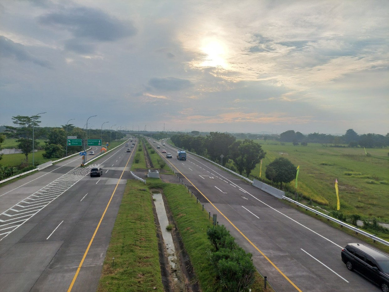 TERJADI LONJAKAN: Jumlah pengguna jalan tol Jombang-Mojokerto saat mudik Lebaran naik.