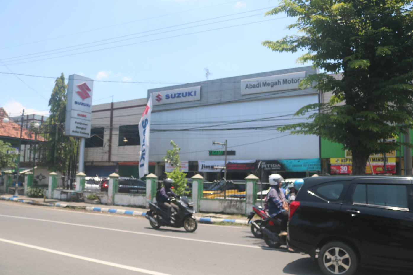 BEROPERASI: Salah satu vendor otomotif di Ruko Simpang Tiga Mojongapit, Jombang masih beroperasi.