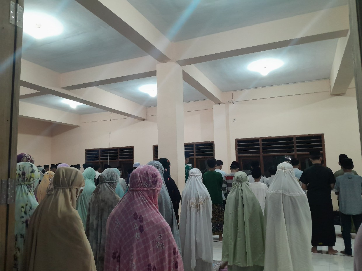 KHUSYU: kegiatan tarawih bersama di masjid SMPN 1 Mojoagung, Minggu (17/3).