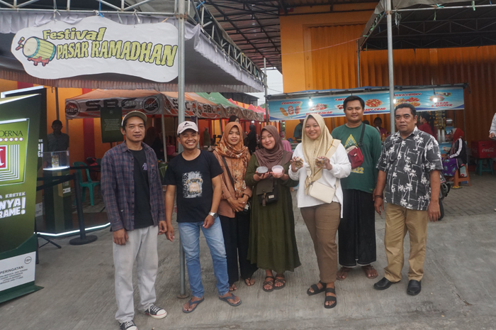 KOLABORASI: Segenap pengurus dan anggota karang taruna Desa Bareng berfoto bersama perangkat desa di lokasi festival pasar Ramadan.