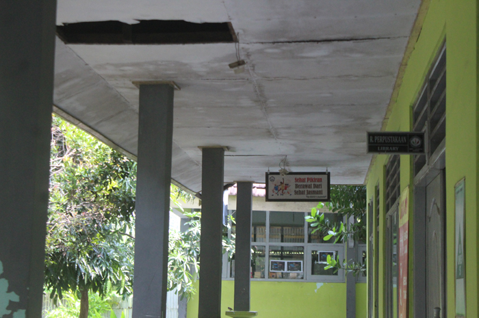 PARAH: Kondisi perpustakaan SMPN 1 Jogoroto yang rusak, Senin (1/4). Ini akan diperbaiki menggunakan dana alokasi khusus (DAK) 2024.