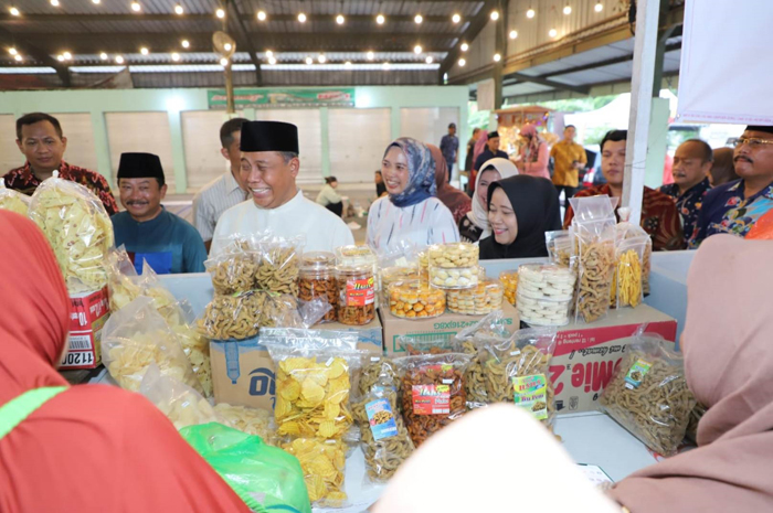 CEK STAND: Pj Bupati Jombang (baju putih) bersama Kepala Disdagrin Jombang Suwignyo (baju biru) usai meresmikan Kampung Jujugan di Pasar Ngrawan, Desa Pesantren, Kecamatan Tembelang, Jombang.