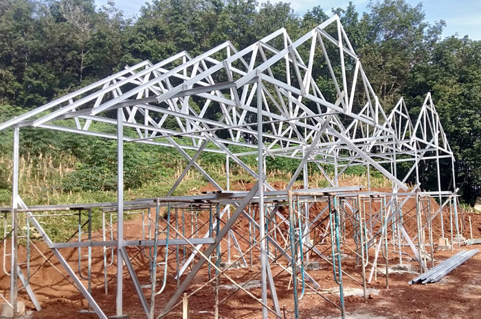 MULAI DIBANGUN: Sejumlah petugas membangun hunian sementara di TKD Dukuh Sumberlamong, Dusun Jumok Desa Sambirejo Wonosalam, Jombang.