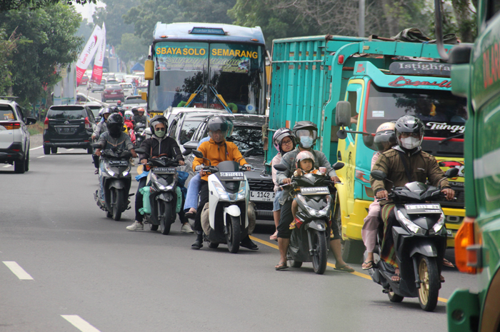 PADAT: Arus lalu lintas terpantau padat karena ada perlintasan kereta api di Jl Raya Bandarkedungmulyo, Senin (8/2/2025).