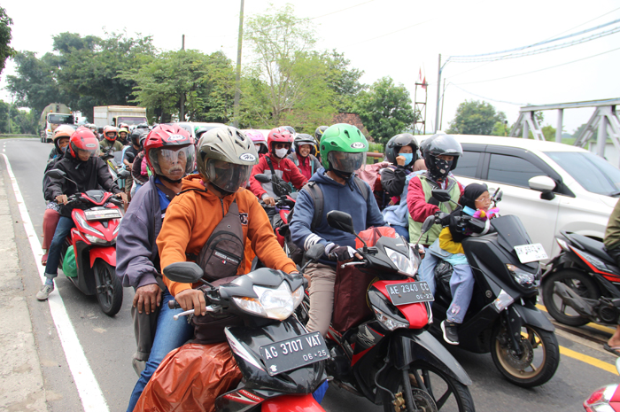 PADAT: Arus lalu lintas terpantau padat karena ada perlintasan kereta api di Jl Raya Bandarkedungmulyo, Jombang Senin (8/2).